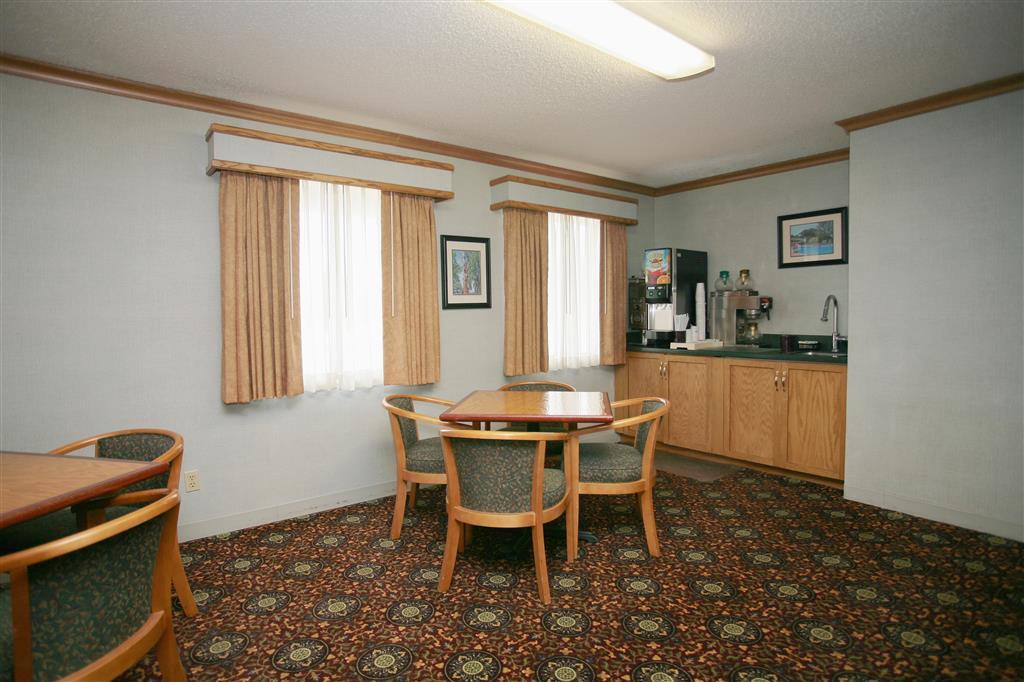 Baymont By Wyndham Robinson Hotel Restaurant photo