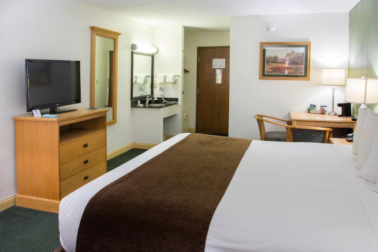 Baymont By Wyndham Robinson Hotel Exterior photo